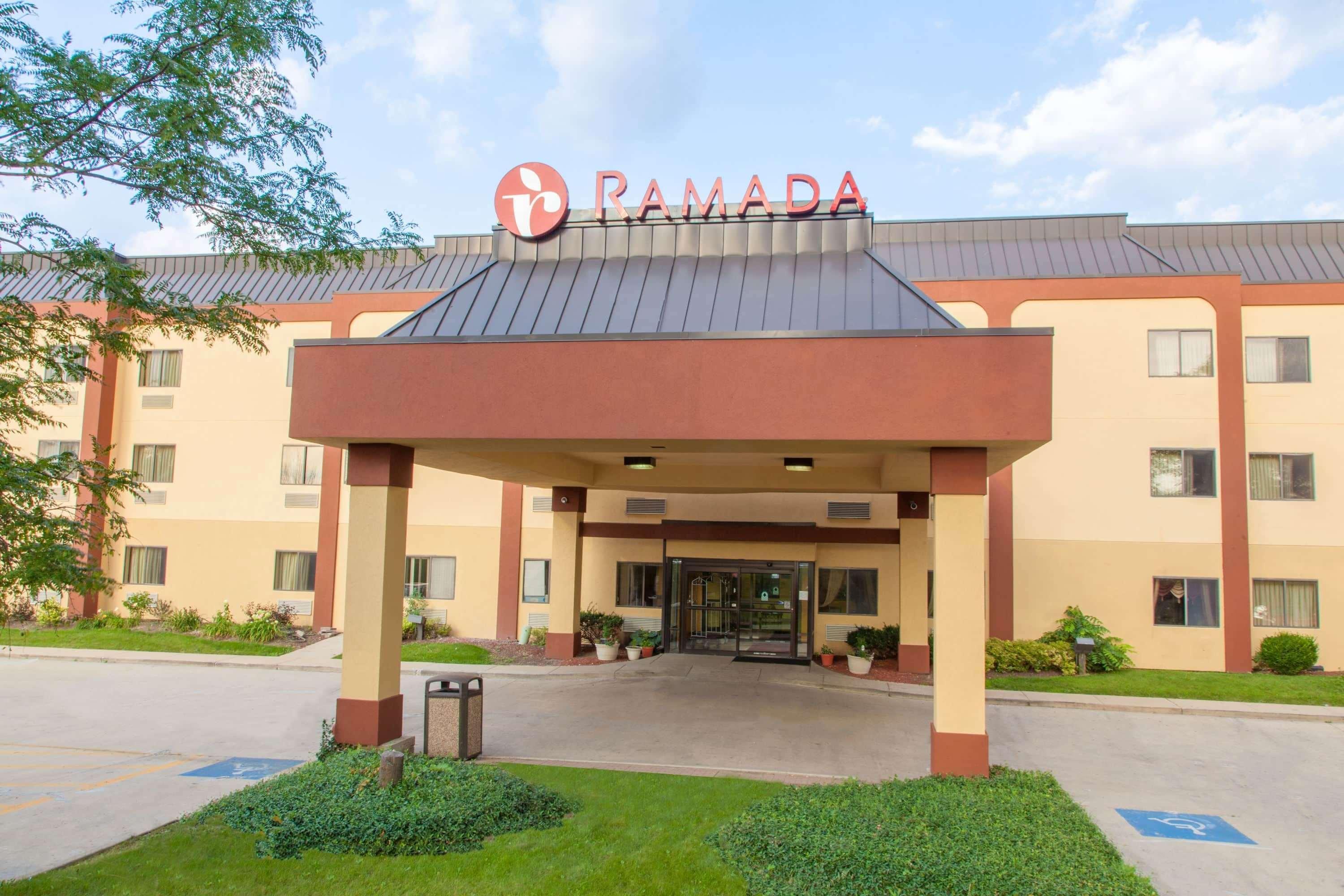 Ramada By Wyndham Bolingbrook Hotel Bagian luar foto